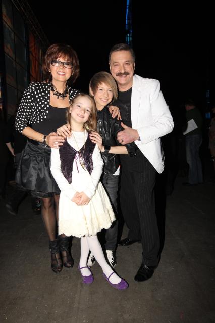 4 декабря 2010 года. СК ОЛИМПИЙСКИЙ. Концерт ПЕСНЯ ГОДА - 2010. На снимке: участники бывшего ВИА ВЕРАСЫ певцы Ядвига Поплавская и Александр Тихонович.