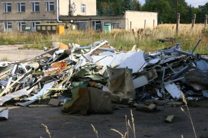 Останки самолета польского президента Леха Качиньского, которые разбился под Смоленском 10 апреля 2010 года, находятся на аэродроме СЕВЕРНЫЙ.  Съемка: 23 сентября 2010 года.