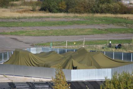 Укрытые останки самолета польского президента Леха Качиньского, которые разбился под Смоленском 10 апреля 2010 года, находятся на аэродроме СЕВЕРНЫЙ.  Съемка: 6 октября 2010 года.