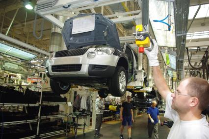 Завод Шкода в Квасинах, здесь собирают Skoda Superb, Yeti и Roomster. Чехия, 5 ноября 2010 года. Автомобили, производство, Skoda, шкода, завод, автомобильная промышленность, роботы, автоматическое производство, конвейер, качество, безопасность, рабочие.