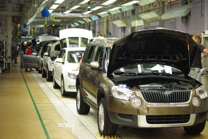 Завод Шкода в Квасинах, здесь собирают Skoda Superb, Yeti и Roomster. Чехия, 5 ноября 2010 года. Автомобили, производство, Skoda, шкода, завод, автомобильная промышленность, роботы, автоматическое производство, конвейер, качество, безопасность, рабочие.