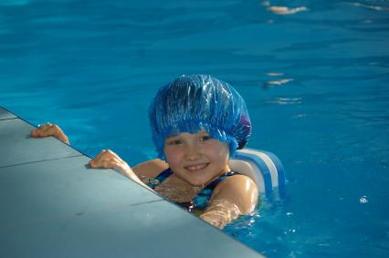 Девочка в бассейне, 7 февраля 2010 года. Вода, водные процедуры, зарядка, спорт, бассейн, дети, купальный костюм и шапочка, хлорка, закаливание.