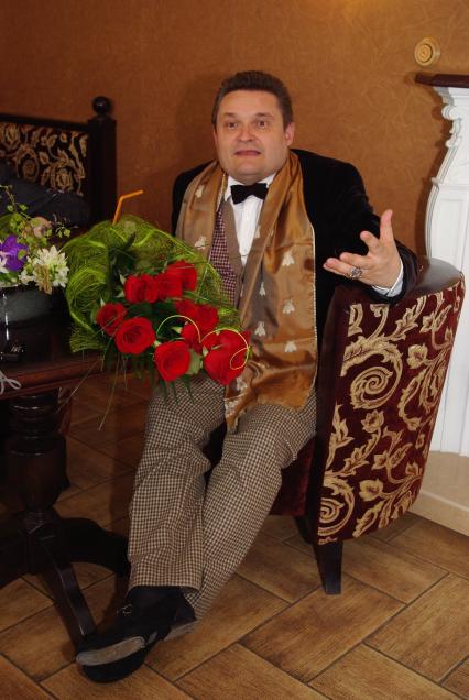 Александр Васильев, российский театральный художник, искусствовед,историк моды, писатель, телеведущий, преподаватель, руководитель Московской Академии Моды, 14 апреля 2010 года.