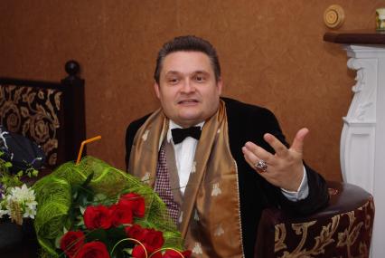 Александр Васильев, российский театральный художник, искусствовед,историк моды, писатель, телеведущий, преподаватель, руководитель Московской Академии Моды, 14 апреля 2010 года.