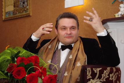 Александр Васильев, российский театральный художник, искусствовед,историк моды, писатель, телеведущий, преподаватель, руководитель Московской Академии Моды, 14 апреля 2010 года.