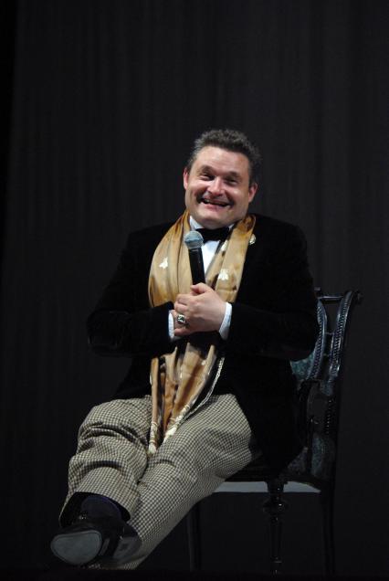 Александр Васильев, российский театральный художник, искусствовед,историк моды, писатель, телеведущий, преподаватель, руководитель Московской Академии Моды, 14 апреля 2010 года.