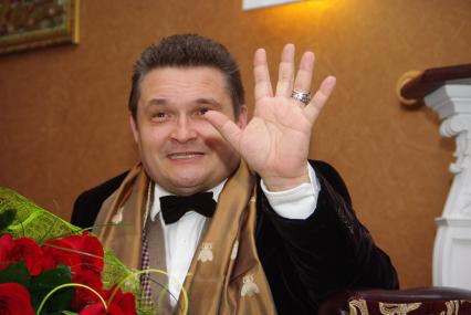 Александр Васильев, российский театральный художник, искусствовед,историк моды, писатель, телеведущий, преподаватель, руководитель Московской Академии Моды, 14 апреля 2010 года.