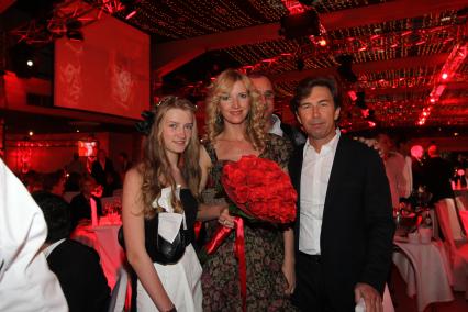 22 января 2011 Певец Валерий Сюткин с супругой Виолой и дочерью. В банкетном зале Форум-холл.