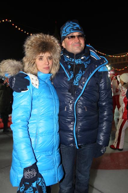 5 декабря 2010 года. Открытие ГУМ-Катка на Красной площади. На снимке: актеры Ксения Алферова и Егор Бероев.