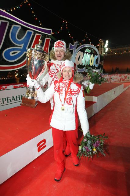 5 декабря 2010 года. Открытие ГУМ-Катка на Красной площади. На снимке: фигуристы Алексей Тихонов и Мария Петрова.