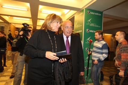 21 января 2011 Мосфильм. Вручение премии Национальной Академии кинематографических искусств и наук России ЗОЛОТОЙ ОРЕЛ. На снимке: телеведущий Владимир Познер и глава SAV Entertainment Надежда Соловьева.