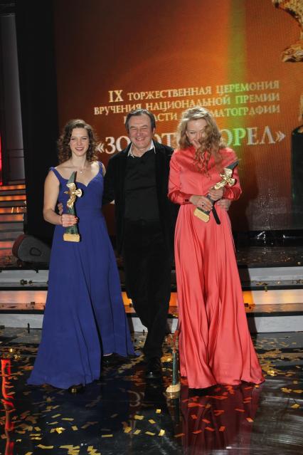21 января 2011 Мосфильм. Вручение премии Национальной Академии кинематографических искусств и наук России ЗОЛОТОЙ ОРЕЛ. На снимке: актрисы Аньорка Штрехель, Юлия Пересильд (справа) и режиссер Алексей Учитель.