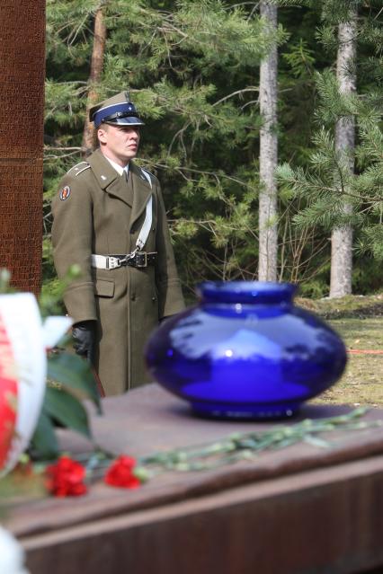 Траурные мероприятия посвященные 70 летней годовщине расстрела польских офицеров в мемориальном комплексе КАТЫНЬ под Смоленском. На снимке: Часть мемориального комплекса, памятник, солдат польской армии, свеча. 7 апреля 2010 года.