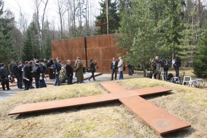 Траурные мероприятия посвященные 70 летней годовщине расстрела польских офицеров в мемориальном комплексе КАТЫНЬ под Смоленском. На снимке: Часть мемориального комплекса, памятник. 7 апреля 2010 года.