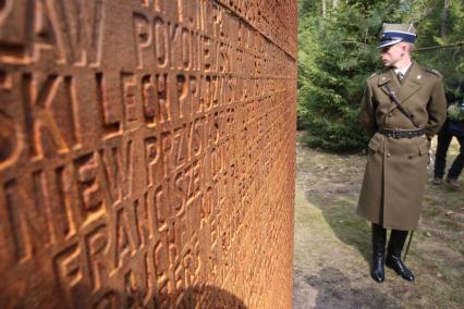 Траурные мероприятия посвященные 70 летней годовщине расстрела польских офицеров в мемориальном комплексе КАТЫНЬ под Смоленском. На снимке: Часть мемориального комплекса, памятник, солдат . 7 апреля 2010 года.