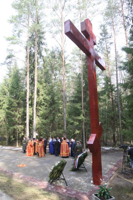 Траурные мероприятия посвященные 70 летней годовщине расстрела польских офицеров в мемориальном комплексе КАТЫНЬ под Смоленском. На снимке: Священники готовятся провести поминальные службы. 7 апреля 2010 года.