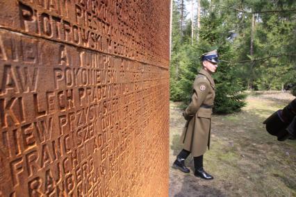 Траурные мероприятия посвященные 70 летней годовщине расстрела польских офицеров в мемориальном комплексе КАТЫНЬ под Смоленском. На снимке: Часть мемориального комплекса, памятник, солдат . 7 апреля 2010 года.