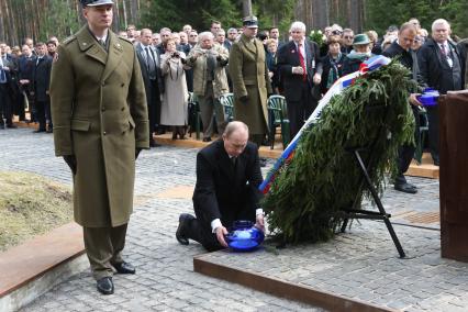 Траурные мероприятия посвященные 70 летней годовщине расстрела польских офицеров в мемориальном комплексе КАТЫНЬ под Смоленском. На снимке: Премьер министр, Председатель Правительства Российской Федерации Владимир Путин и премьер министр Польши Дональд Туск возлагают венки. 7 апреля 2010 года.