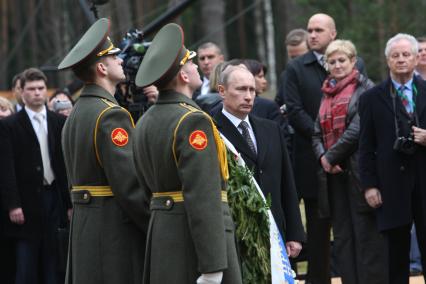 Траурные мероприятия посвященные 70 летней годовщине расстрела польских офицеров в мемориальном комплексе КАТЫНЬ под Смоленском. На снимке: Премьер министр, Председатель Правительства Российской Федерации Владимир Путин. 7 апреля 2010 года.