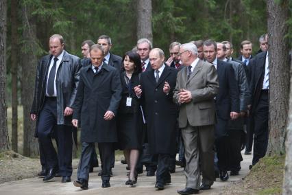 Траурные мероприятия посвященные 70 летней годовщине расстрела польских офицеров в мемориальном комплексе КАТЫНЬ под Смоленском. На снимке: Премьер министр, Председатель Правительства Российской Федерации Владимир Путин и премьер министр Польши Дональд Туск. 7 апреля 2010 года.