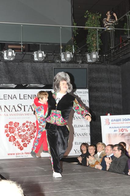 6 декабря 2010 года. Дефиле  YanaStasia presented by ELena Lenina  модельеров Яны и Насти Шевченко. На снимке: Станислав Садальский.