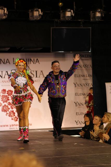 6 декабря 2010 года. Дефиле  YanaStasia presented by ELena Lenina  модельеров Яны и Насти Шевченко. На снимке: Эвелина Бледанс и Костя Цзю.