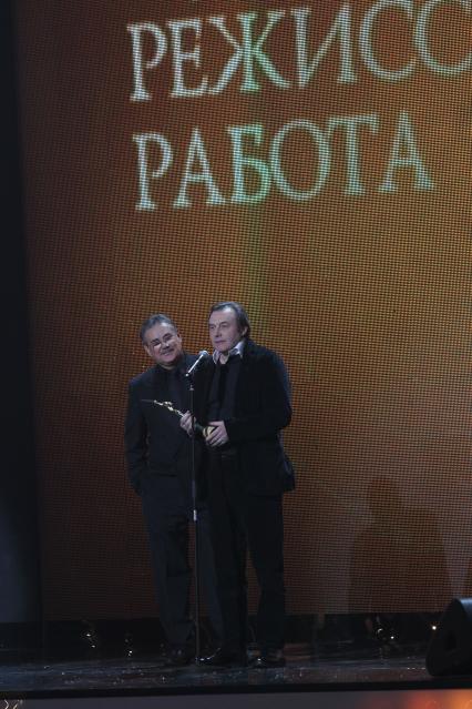 21 января 2011 Мосфильм. Вручение премии Национальной Академии кинематографических искусств и наук России ЗОЛОТОЙ ОРЕЛ. На снимке:(слева направо): режиссеры Алексей Учитель и Павел Чухрай.