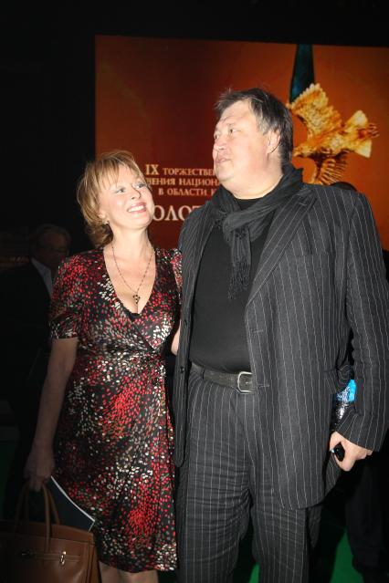 21 января 2011 Мосфильм. Вручение премии Национальной Академии кинематографических искусств и наук России ЗОЛОТОЙ ОРЕЛ. На снимке: актер Сергей Степанченко и актриса Лариса Удовиченко.