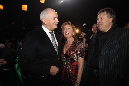 21 января 2011 Мосфильм. Вручение премии Национальной Академии кинематографических искусств и наук России ЗОЛОТОЙ ОРЕЛ. На снимке: режисер Михалков Никита актер Сергей Степанченко и актриса Лариса Удовиченко.