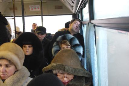 Пассажиры сидыт в автобусе, мужчина спит, прислонившись к замерзшему окну, Саратов, 21 января 2011 года. Транспорт, пассажир, проезд, зима, холод, сон, усталость, авитаминоз.