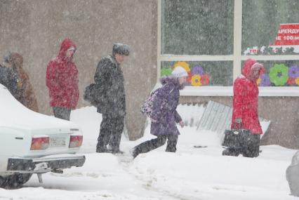 Снегопад в городе- люди идут по заснеженной улице, Саратов, 24 января 2011 года. Снегопад, снег, сугробы, зима