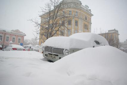 Снегопад в городе- машину завалило снегом, Саратов, 24 января 2011 года. Снег, зима, авто, автомобиль, сугробы, машины, снежные заносы, уборка снега, снегопад.