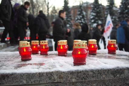Траурный митинг в честь погибших в терракте в Домодедово, Саратов, 27 января 2011 года. Траур, флаг, лампадки, лампада, свечи, зима.