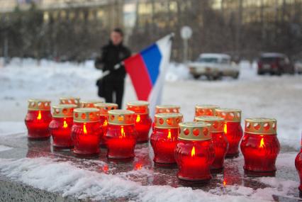 Траурный митинг в честь погибших в терракте в Домодедово, Саратов, 27 января 2011 года. Траур, флаг, лампадки, лампада, свечи, зима.