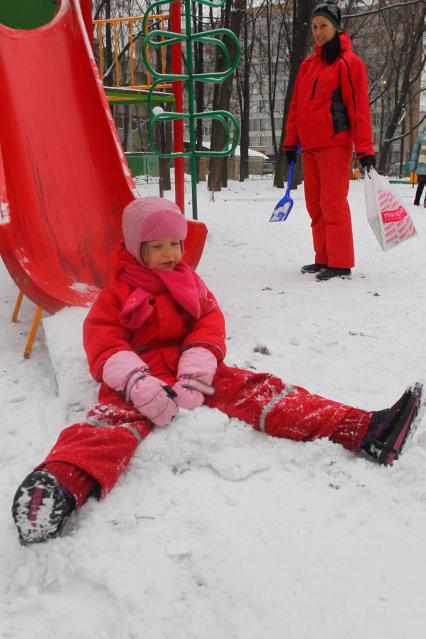 8 декабря 2010 года. Зима. Снег. Детская площадка. Горка. Девочка.