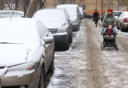 8 декабря 2010 года. Зима. Снег. Ребенок в коляске.