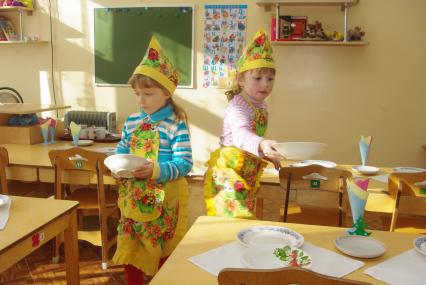 Дети в детском саду накруывают на стол , Саратов, 3 февраля 2011 года. Детский сад, детсад, дети, еда, обед, питание, ребенок, завтрак, хозяйки, фартук, тарелка, правила этикета, дежурные по кухне,