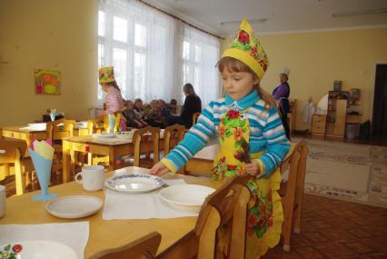 Дети в детском саду накруывают на стол , Саратов, 3 февраля 2011 года. Детский сад, детсад, дети, еда, обед, питание, ребенок, завтрак, хозяйки, фартук, тарелка, правила этикета, дежурные по кухне,