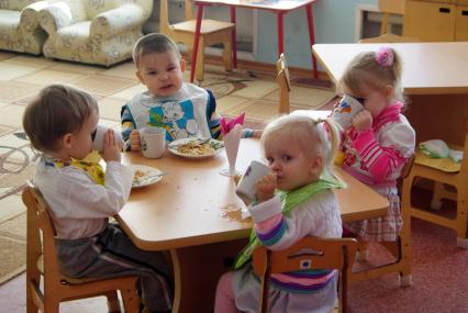 Дети на обеде в детском саду , Саратов, 3 февраля 2011 года. Детский сад, детсад, дети, еда, хлеб, обед, питание, ребенок, каша, завтрак