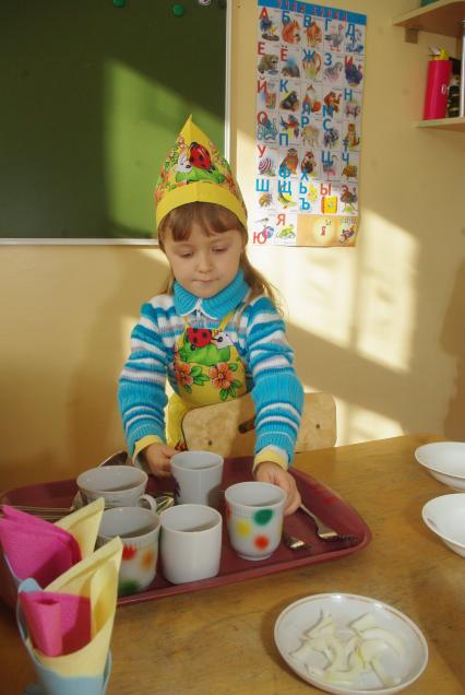 Дети в детском саду накруывают на стол , Саратов, 3 февраля 2011 года. Детский сад, детсад, дети, еда, обед, питание, ребенок, завтрак, хозяйки, фартук, тарелка, правила этикета, дежурные по кухне,