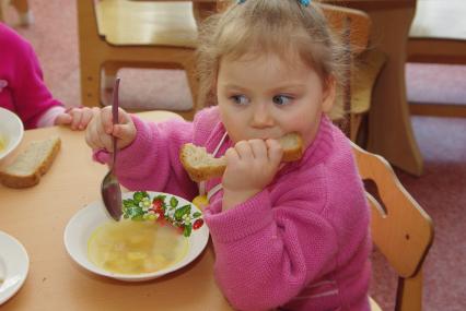 Девочка ест хлеб и суп в детском саду, Саратов, 3 февраля 2011 года. Детский сад, детсад, дети, еда, хлеб, обед, питание, ребенок, суп,