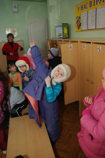 Дети в раздевалке детского сада переодеваются- собираются на прогулку, Саратов, 3 февраля 2011 года. Дети, детсад, детский сад, прогулка, одежда, зима, группа