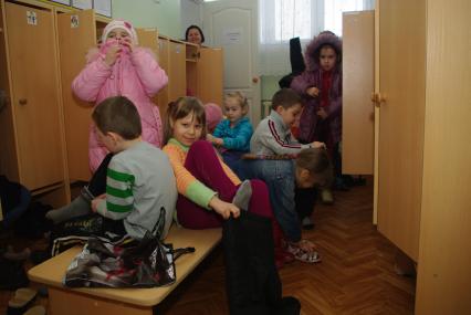 Дети в раздевалке детского сада переодеваются- собираются на прогулку, Саратов, 3 февраля 2011 года. Дети, детсад, детский сад, прогулка, одежда, зима, группа