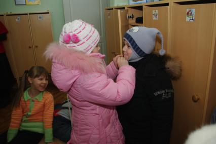 Дети в раздевалке детского сада переодеваются- собираются на прогулку, Саратов, 3 февраля 2011 года. Дети, детсад, детский сад, прогулка, одежда, зима, группа
