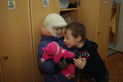 Дети в раздевалке детского сада переодеваются- собираются на прогулку, Саратов, 3 февраля 2011 года. Дети, детсад, детский сад, прогулка, одежда, зима, группа, кукла, игрушки, друзья.