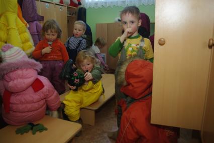 Дети в раздевалке детского сада переодеваются после прогулки на свежем воздухе, Саратов, 3 февраля 2011 года. Дети, детсад, детский сад, прогулка, одежда, зима, группа,