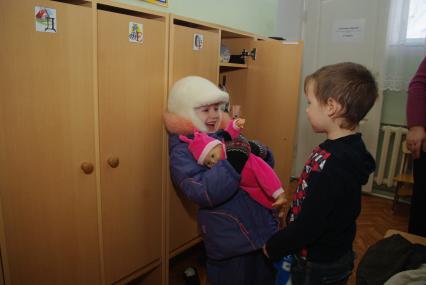 Дети в раздевалке детского сада переодеваются- собираются на прогулку, Саратов, 3 февраля 2011 года. Дети, детсад, детский сад, прогулка, одежда, зима, группа, кукла, игрушки, друзья, кокетство, дочки матери, отношения, любовь