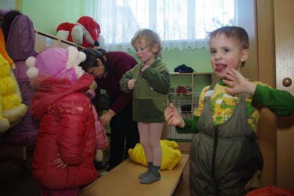 Дети в раздевалке детского сада переодеваются после прогулки на свежем воздухе, Саратов, 3 февраля 2011 года. Дети, детсад, детский сад, прогулка, одежда, зима, группа,
