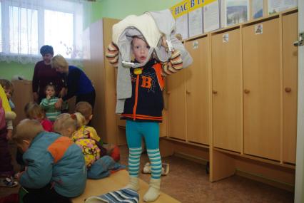Дети в раздевалке детского сада переодеваются после прогулки на свежем воздухе, Саратов, 3 февраля 2011 года. Дети, детсад, детский сад, прогулка, одежда, зима, группа,