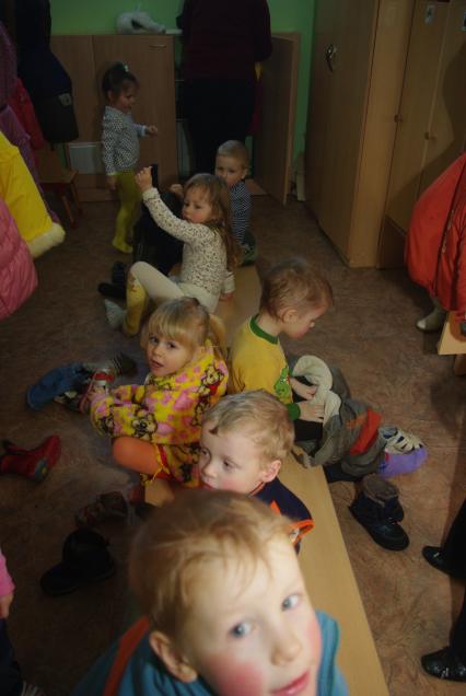 Дети в раздевалке детского сада переодеваются после прогулки на свежем воздухе, Саратов, 3 февраля 2011 года. Дети, детсад, детский сад, прогулка, одежда, зима, группа,